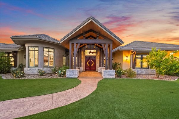Backyard, Exterior, Facade, Ranch