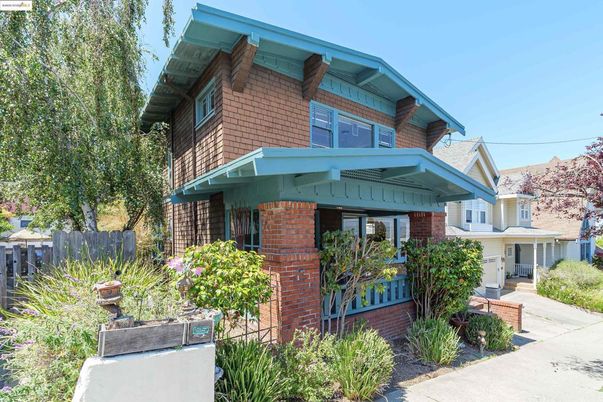 Exterior, Facade, Brick Facade, American Craftsman