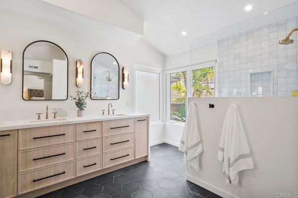 Bathroom, Dual Sink Vanities, Interior, Recessed Lighting