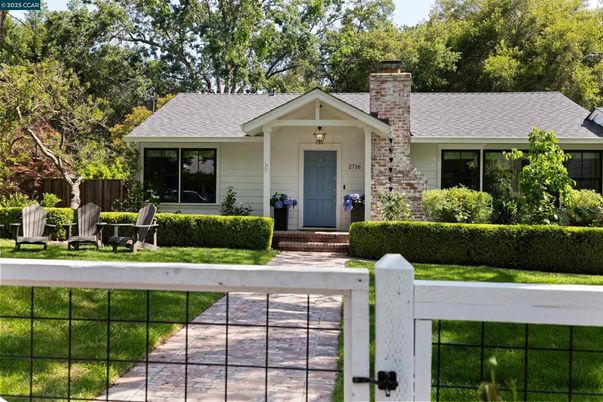 Exterior, Facade, Ranch