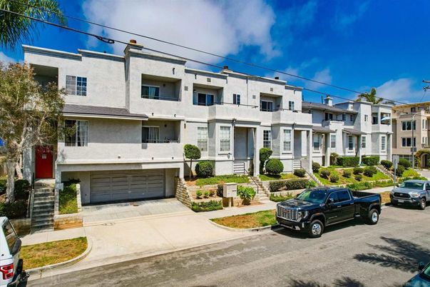 Attached, Exterior, Facade, Rowhouse