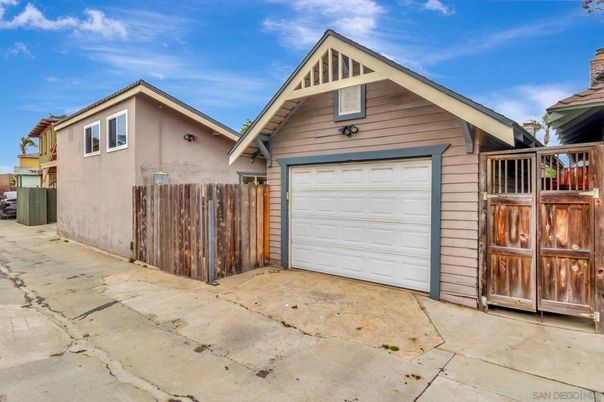 Detached Garage, Exterior