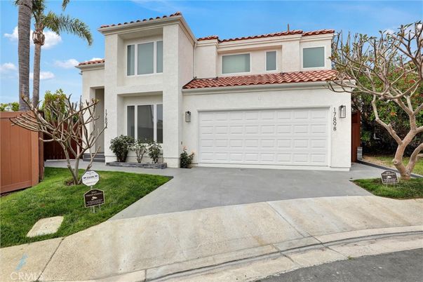 Attached, Exterior, Facade, Mediterranean