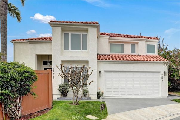 Attached, Exterior, Facade, Mediterranean