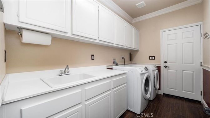 Interior, Washer, Wood Texture Flooring