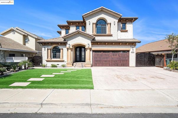 Attached, Exterior, Facade, Mediterranean