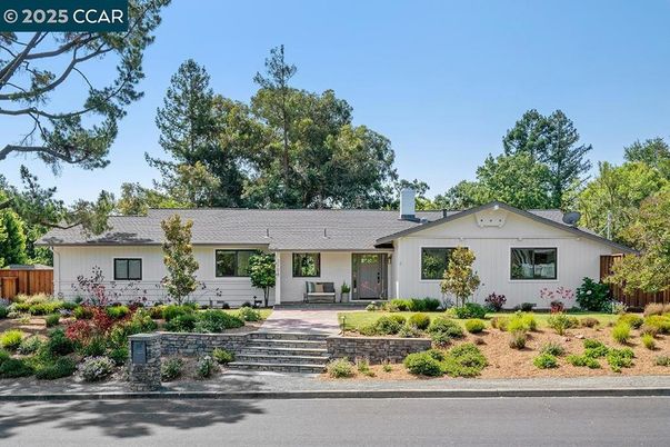 Exterior, Facade, Ranch