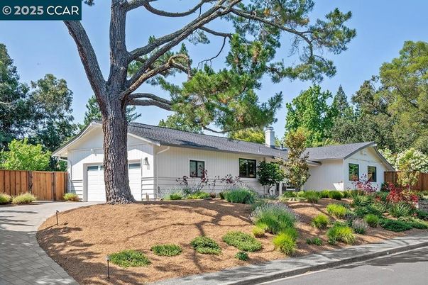 Attached, Exterior, Facade, Ranch