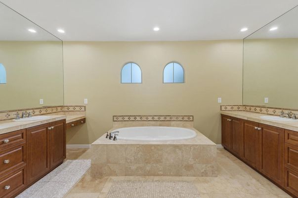 Bathroom, Dual Sink Vanities, Interior, Recessed Lighting