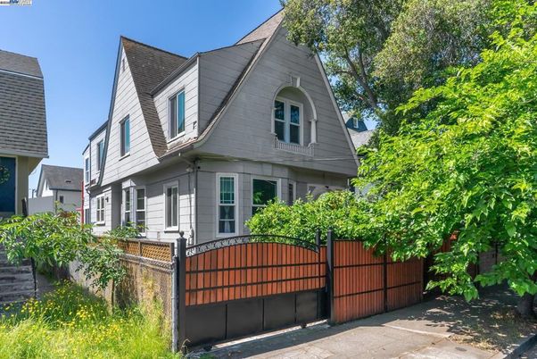 Exterior, Facade, Queen Anne Victorian