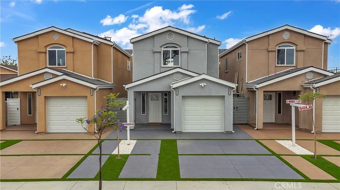Attached, Exterior, Facade, Mediterranean