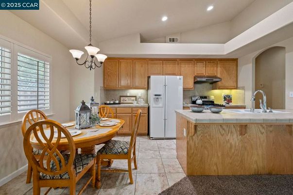 Chandelier, Dining room, Interior, Kitchen, Pendant Lights, Recessed Lighting, Tile Countertops