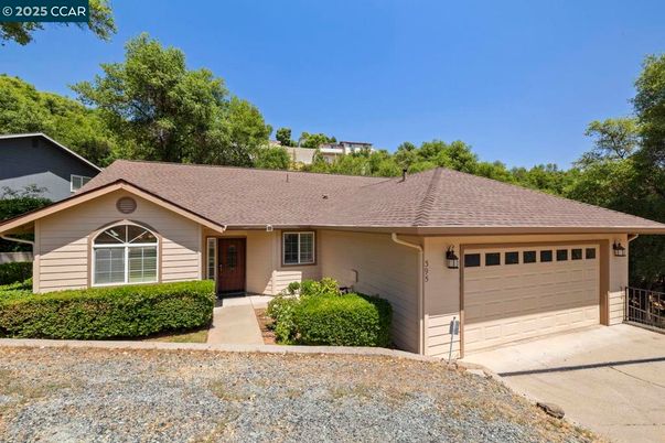 Attached, Exterior, Facade, Ranch