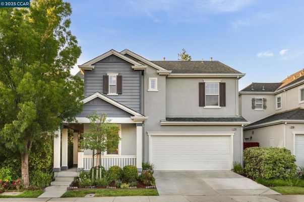 Attached, Exterior, Facade, American Craftsman