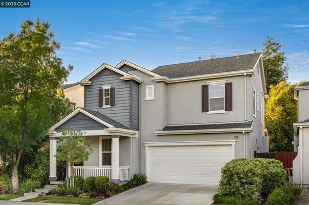 Attached, Exterior, Facade, American Craftsman