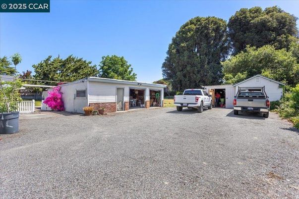 Detached Garage, Exterior