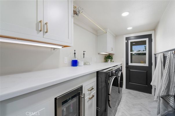 Interior, Recessed Lighting, Washer, Wood Texture Flooring