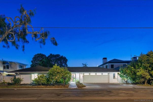 Attached, Exterior, Facade, Modern
