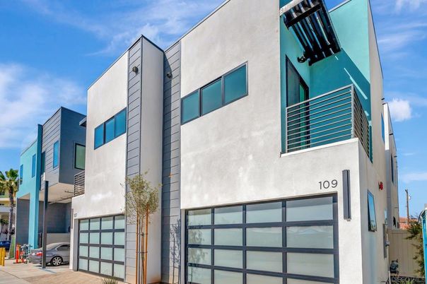 Attached, Exterior, Facade, Modern