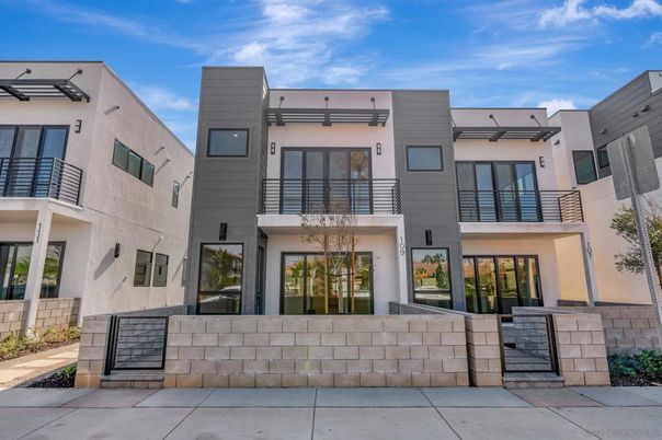 Exterior, Facade, Modern