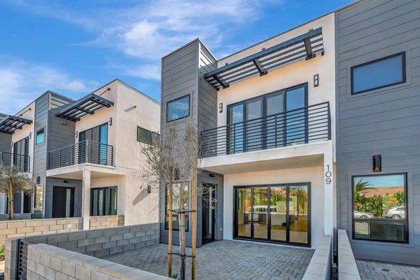 Exterior, Facade, Modern