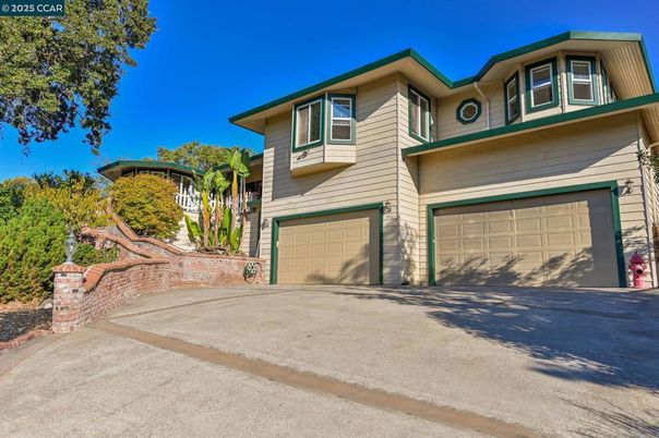 Attached, Exterior, Facade, American Craftsman