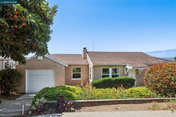 Attached, Exterior, Facade, Ranch
