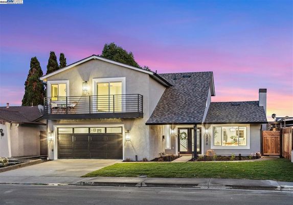 Attached, Exterior, Facade, Farmhouse