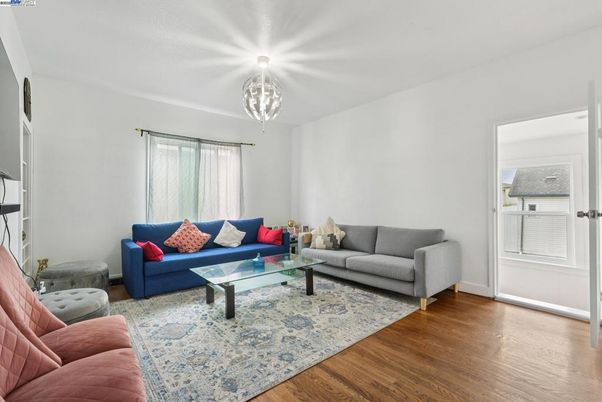 Interior, Living room, Pendant Lights, Wood Texture Flooring