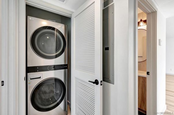 Interior, Utility Closets, Washer, Wood Texture Flooring