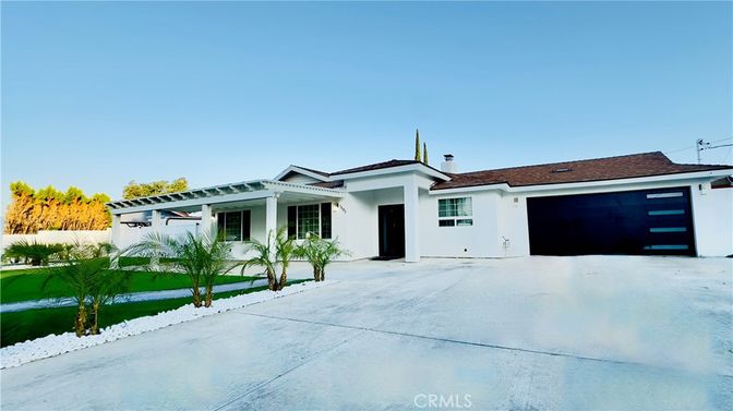 Attached, Exterior, Facade, Ranch