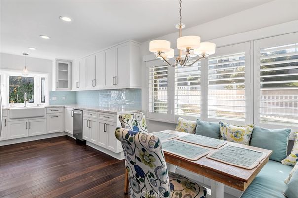 Chandelier, Dining room, Interior, Kitchen, Pendant Lights, Recessed Lighting, Wood Texture Flooring