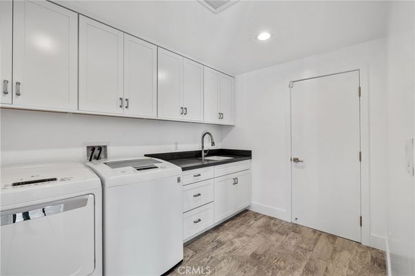 Interior, Recessed Lighting, Washer, Wood Texture Flooring