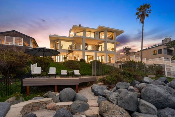 Backyard, Exterior, Facade, Modern