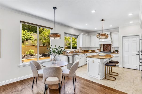 Dining room, Interior, Kitchen, Pendant Lights, Recessed Lighting, Wood Texture Flooring