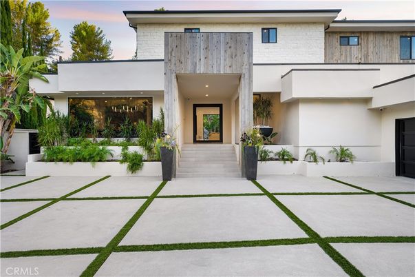 Attached, Exterior, Facade, Modern