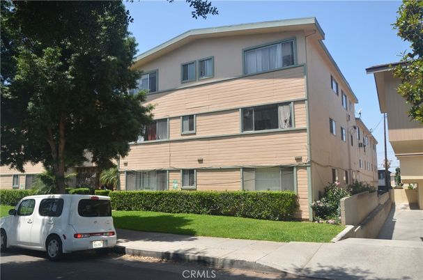Exterior, Facade, Modern
