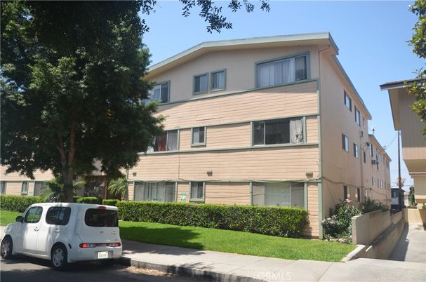 Exterior, Facade, Modern
