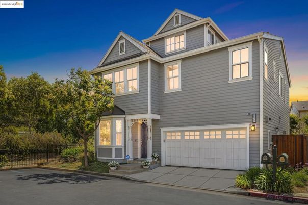 Attached, Exterior, Facade, Queen Anne Victorian