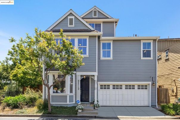 Attached, Exterior, Facade, American Craftsman
