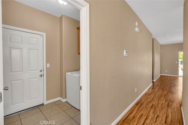 Interior, Washer, Wood Texture Flooring