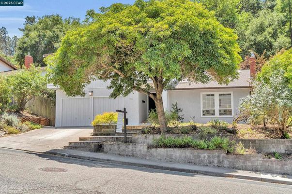 Attached, Exterior, Facade, Ranch