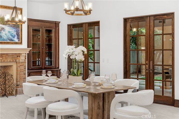 Chandelier, Dining room, Fireplace, Interior, Pendant Lights