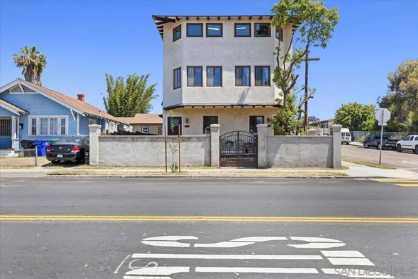 Exterior, Facade, Modern