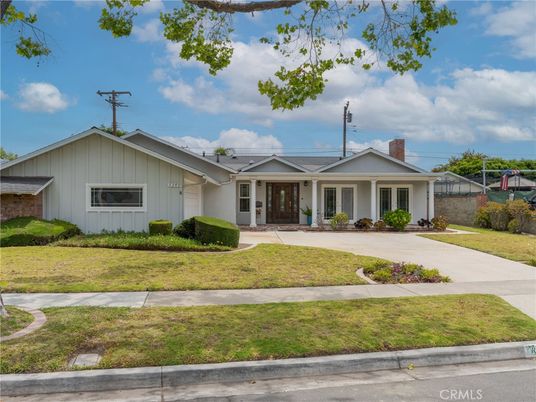 Exterior, Facade, Ranch