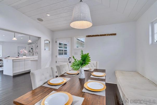 Dining room, Interior, Kitchen, Pendant Lights, Recessed Lighting, Wood Texture Flooring