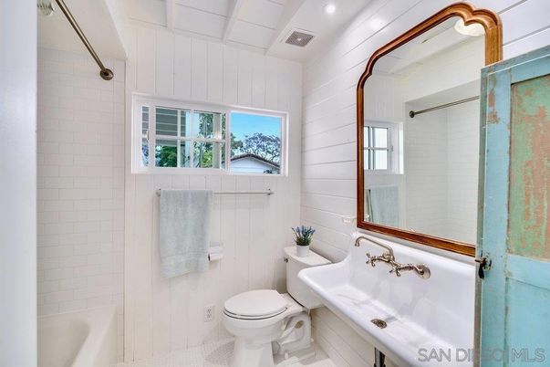 Bathroom, Interior, Recessed Lighting