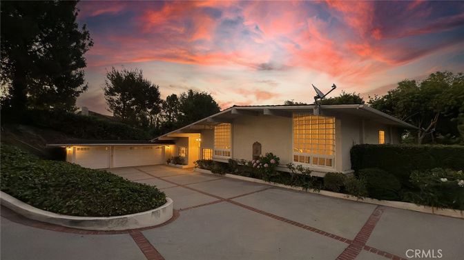 Attached, Backyard, Exterior, Facade, Modern