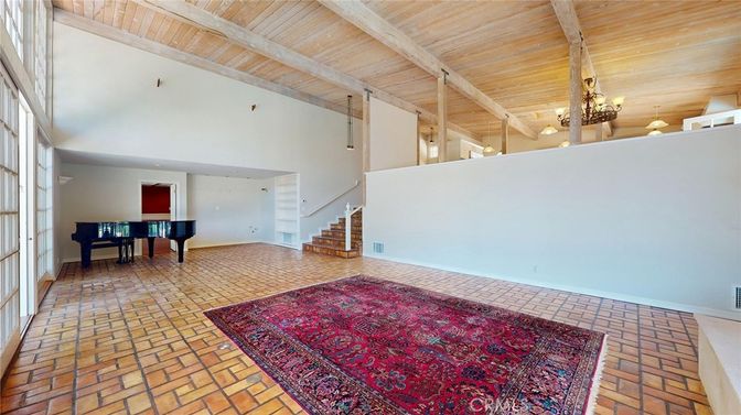 Chandelier, Interior, Piano, Wooden Beams, Wooden Ceilings