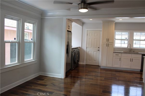 Interior, Recessed Lighting, Washer, Wood Texture Flooring